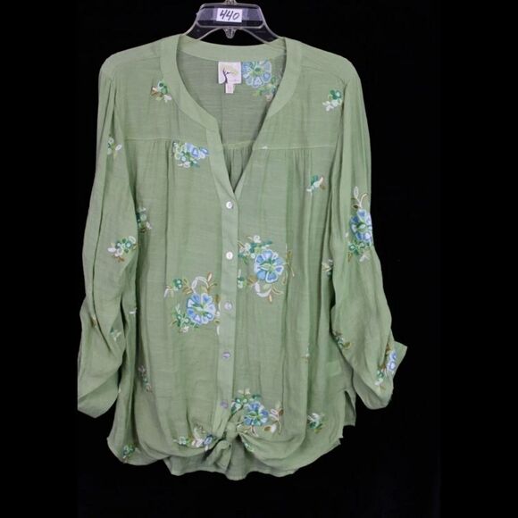 Fig & Flower Green Floral Embroidered 1x Rolled Sleeve Button Front Blouse. - Picture 2 of 9